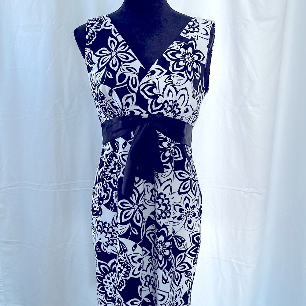 connected apparel Black and White Floral V-Neck Dress
